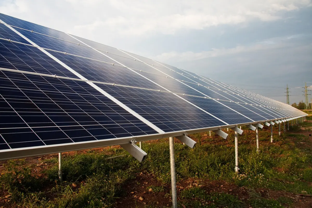 Duurzame energiebronnen nieuwbouw: zo bespaar je €1.800 per jaar